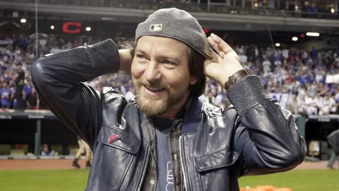 Eddie Vedder rocks Walter Payton jersey at Pearl Jam concert