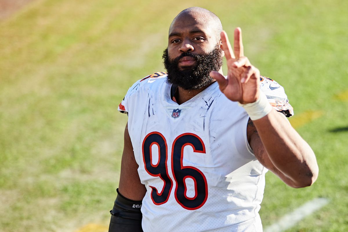 Akiem Hicks throws shade at Bears QBs during Buccaneers press conference