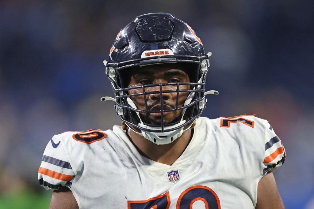 Bears OT Braxton Jones wins celebrity cornhole tournament