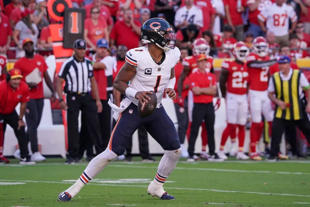 Justin Fields earned PFF's top grade on Bears offense in Week 3