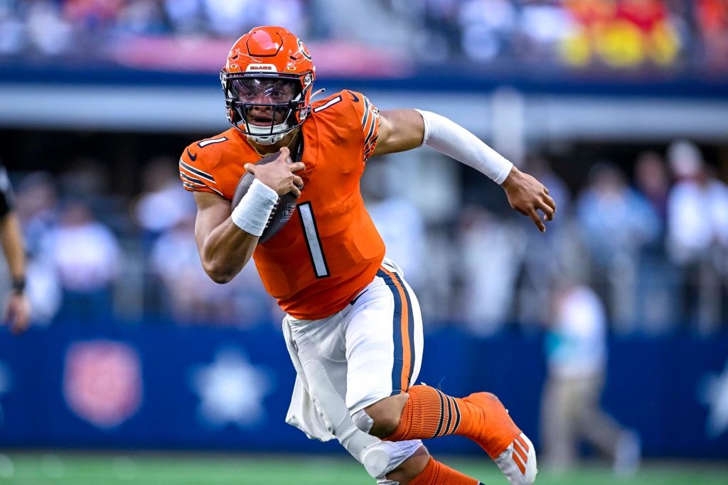 Pro Football Focus Grades: Justin Fields earns Bears' highest grade on offense in Week 8