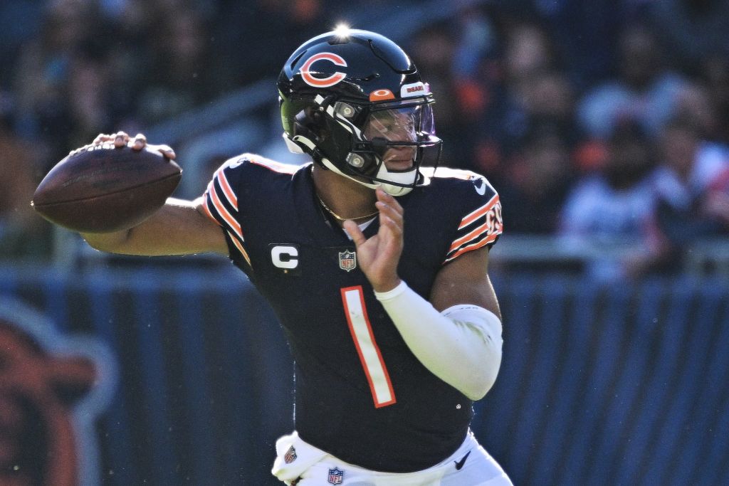 WATCH: Justin Fields makes magic again vs. Eagles