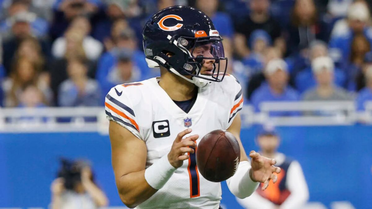 WATCH: Justin Fields hits DJ Moore for HUGE touchdown vs. Lions