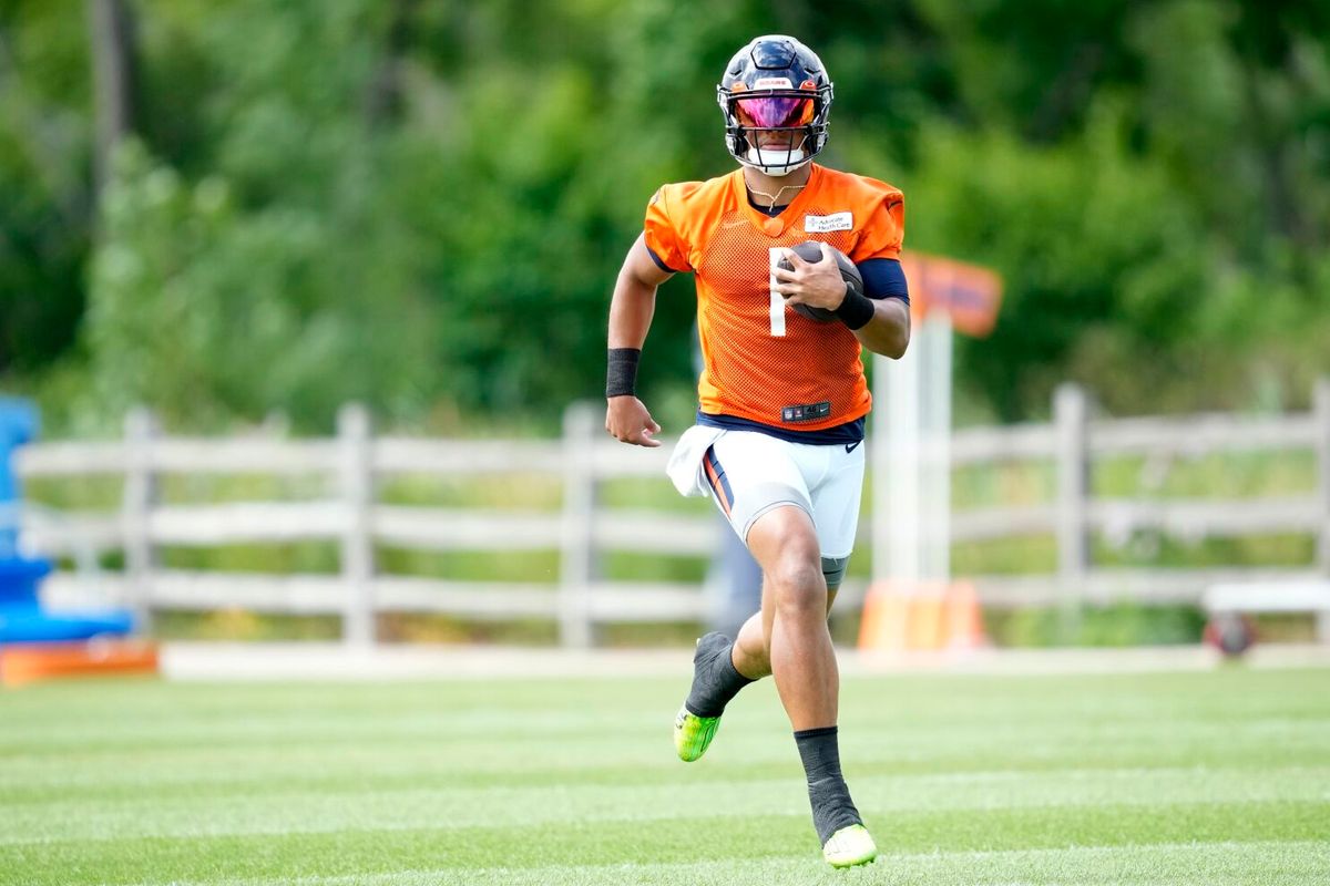 WATCH: Justin Fields connects with DJ Moore for huge TD in Bears' first padded practice