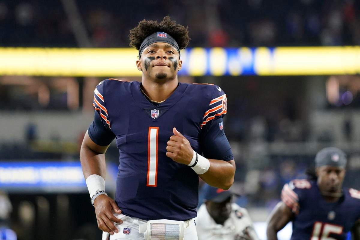 Justin Fields displays leadership with honest assessment of Bears' offense