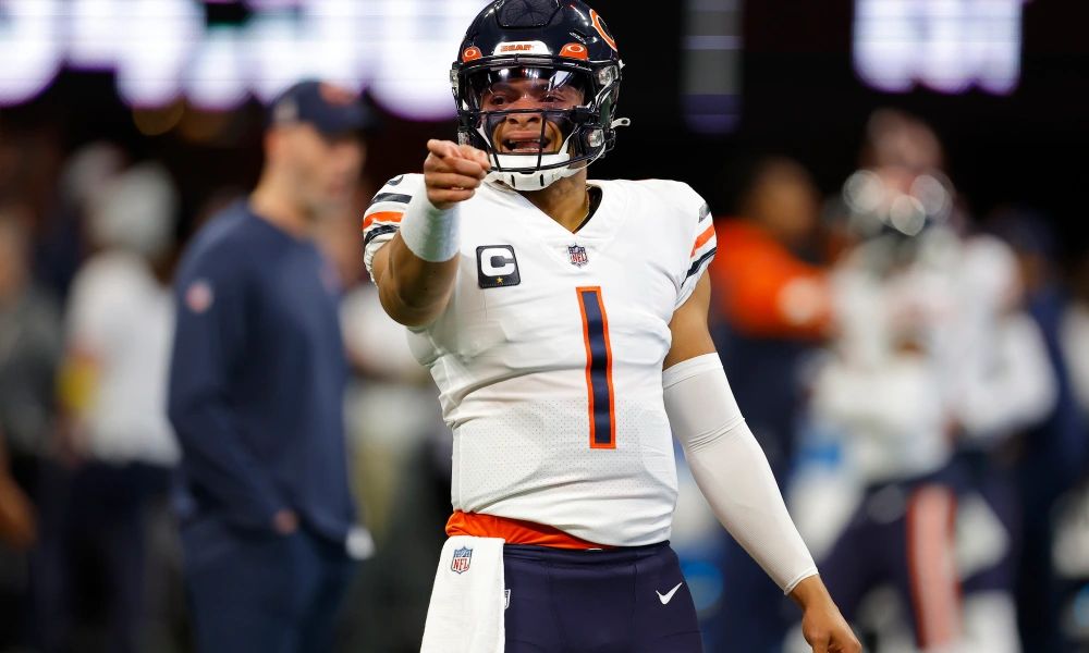 Matt Eberflus says Justin Fields is 'day-to-day' with left shoulder injury