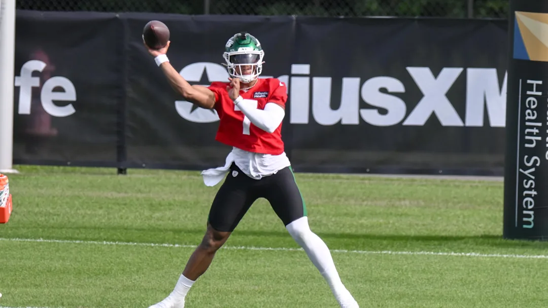 NFL News: Jets QB Justin Fields carted to locker room with leg injury