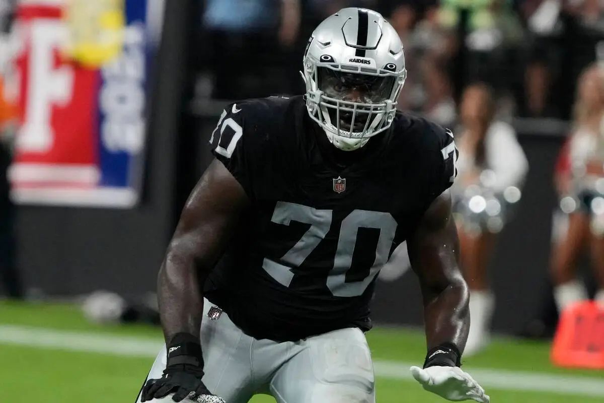 Bears claim former first-round pick Alex Leatherwood