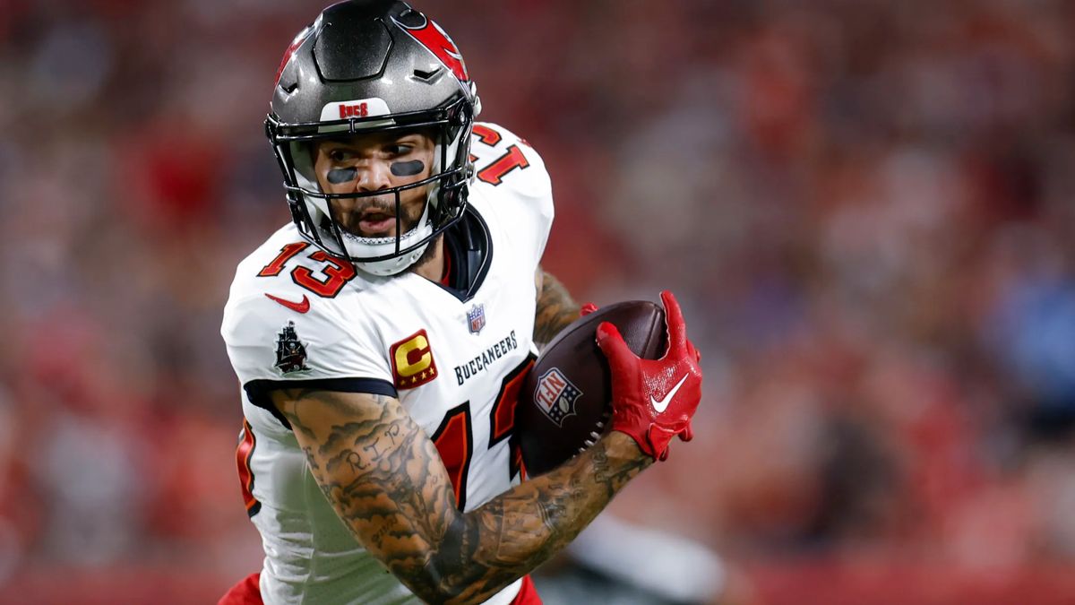Should the Bears pursue Buccaneers WR Mike Evans in free agency?