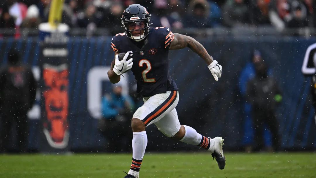Caleb Williams dealing in Week 15, connects with DJ Moore for TD